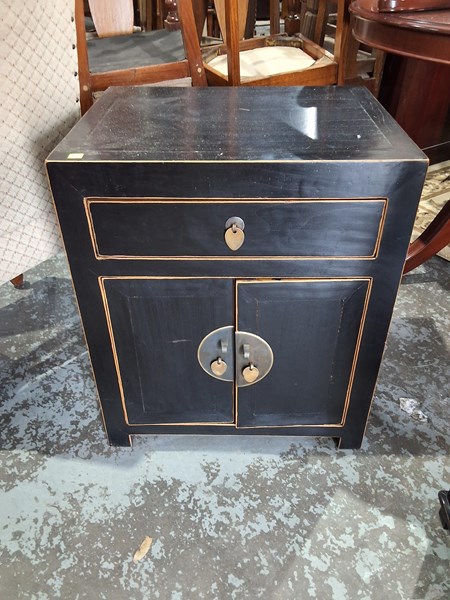 Lot 80 - BEDSIDE CABINET