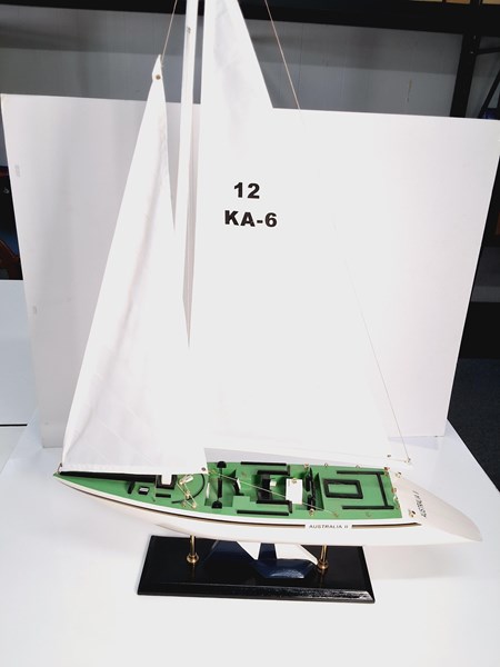 Lot 1302 - MODEL YACHT