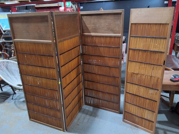 Lot 64 - DIVIDING DECOR LOT