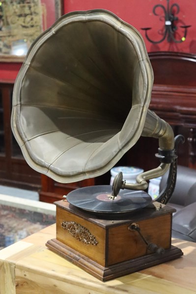 Lot 25 - PHONOGRAPH