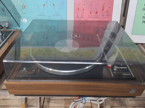 Lot 281 - TURNTABLE