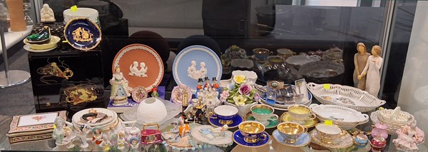 Lot 1380 - PRETTY CHINA & COLLECTABLES