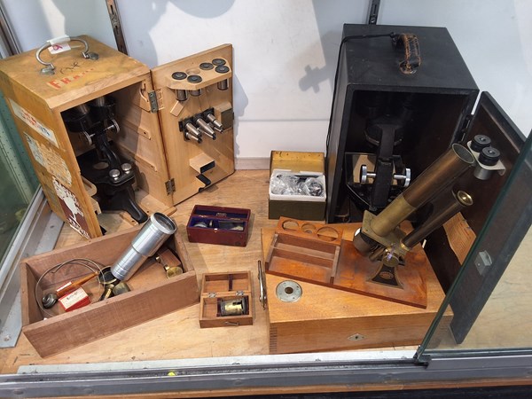 Lot 1335 - MICROSCOPE AND PARTS