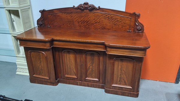 Lot 280 - SIDEBOARD