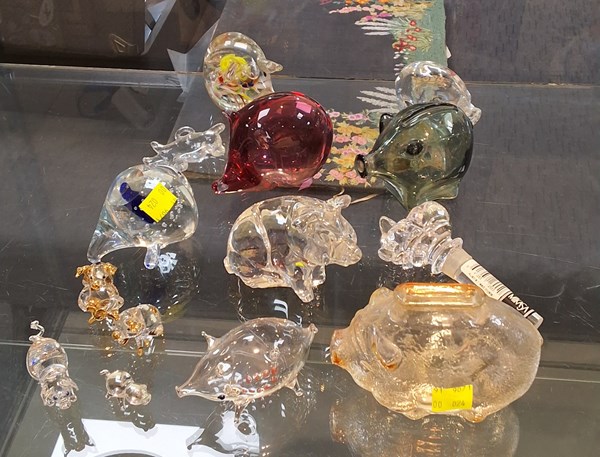 Lot 1171 - GLASS PIGS