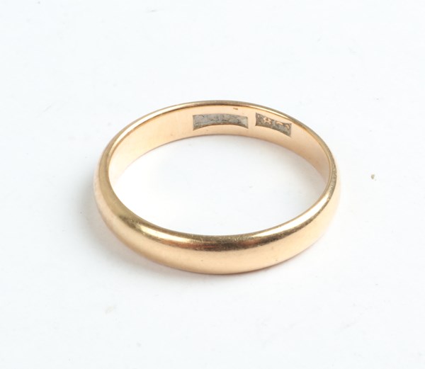 Lot 1031 - GOLD RING