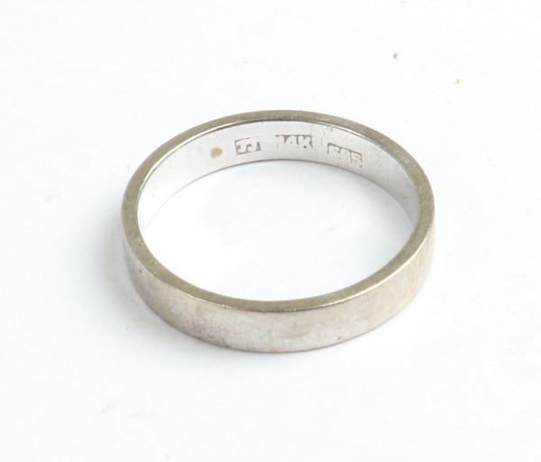 Lot 1032 - GOLD RING