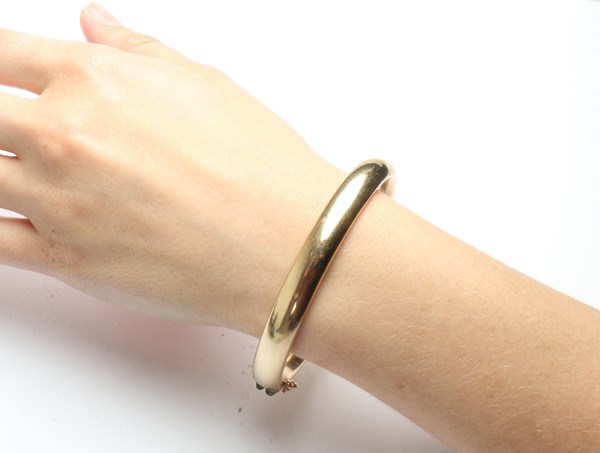 Lot 1008 - GOLD BANGLE