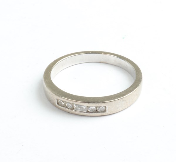 Lot 1027 - DIAMOND RING