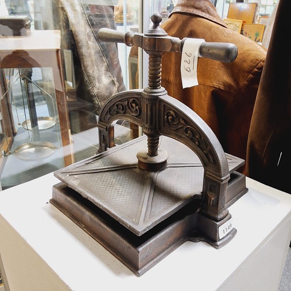 Lot 1149 - BOOK PRESS