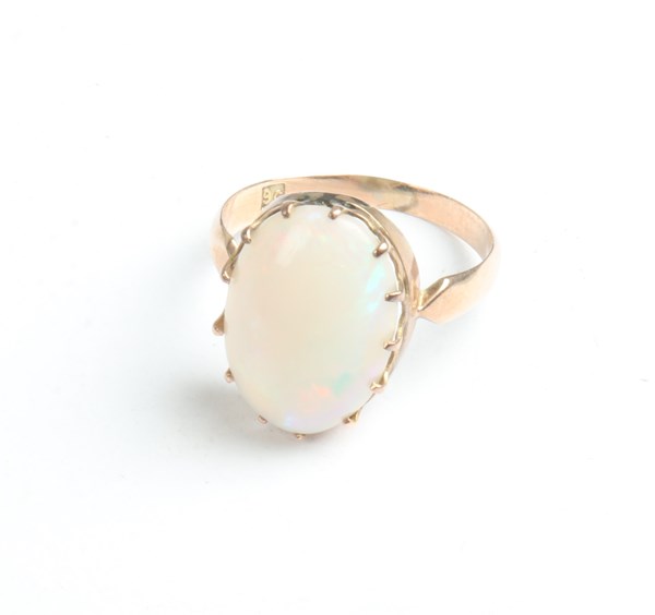 Lot 1007 - OPAL RING