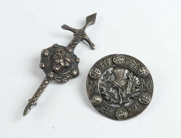 Lot 1035 - SILVER BROOCH