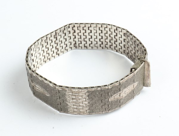 Lot 1040 - SILVER BRACELET