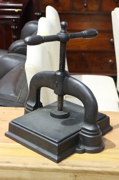 Lot 32 - BOOK PRESS