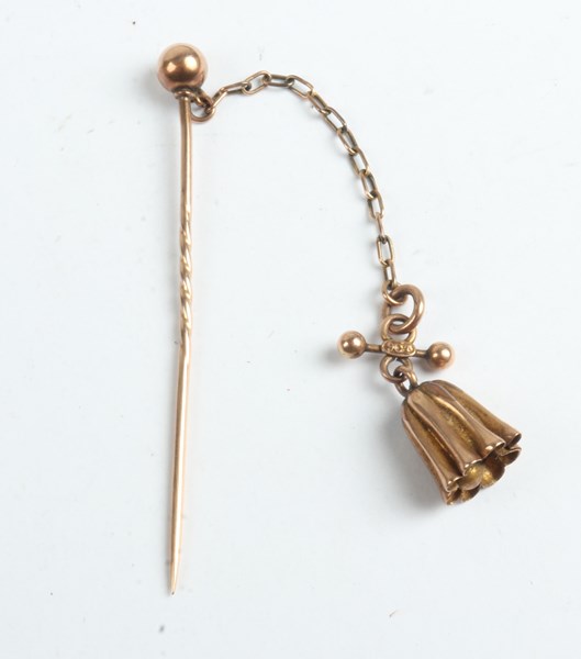 Lot 1016 - GOLD PIN