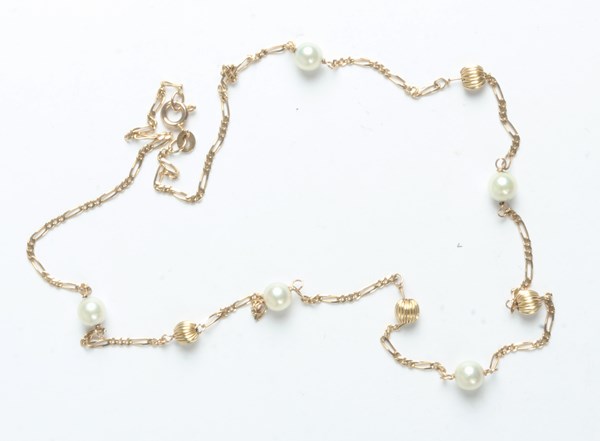 Lot 1015 - GOLD NECKLACE