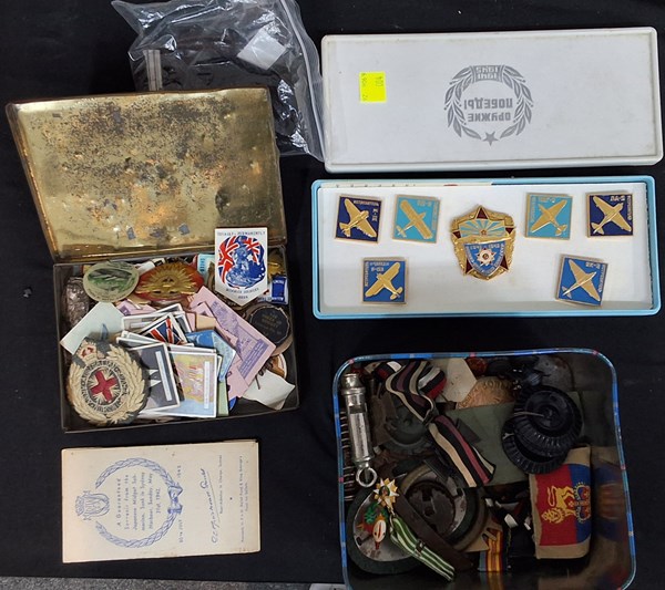 Lot 1353 - MILITARY COLLECTABLES