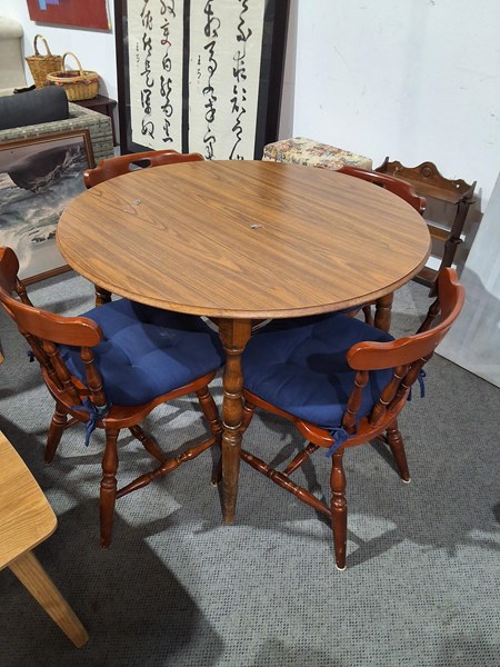 Lot 392 - BREAKFAST SUITE