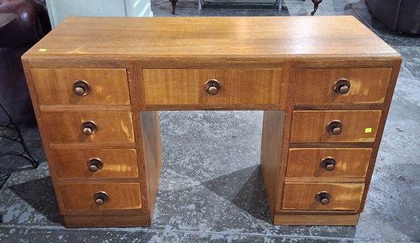 Lot 382 - DESK