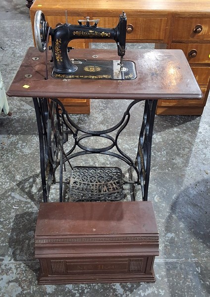 Lot 246 - SEWING MACHINE