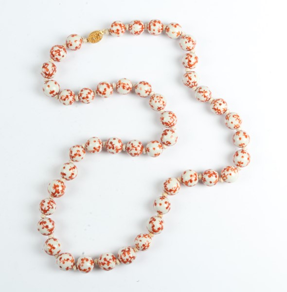 Lot 1048 - BEAD NECKLACE