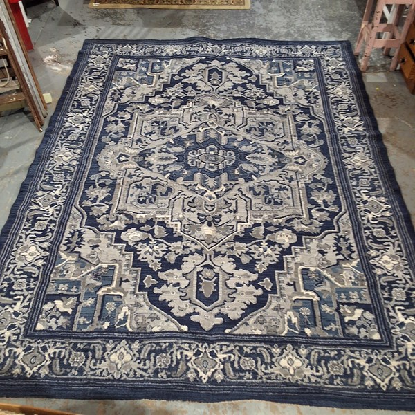 Lot 385 - FLOOR RUG