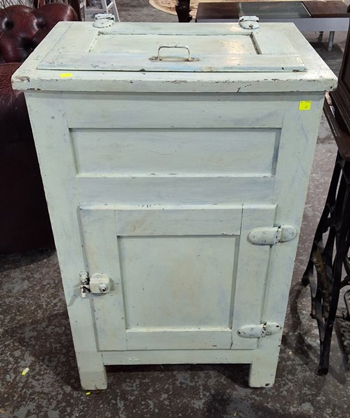 Lot 300 - ICE CHEST