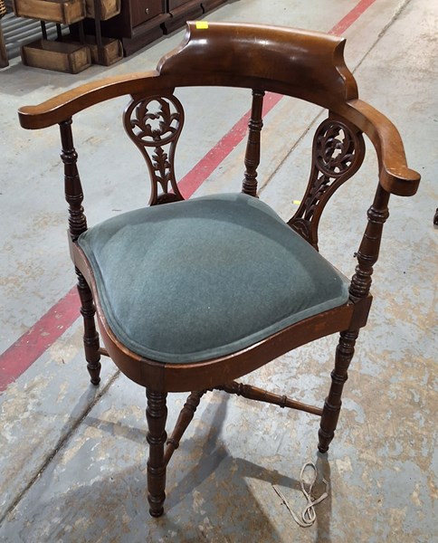 Lot 212 - CORNER CHAIR