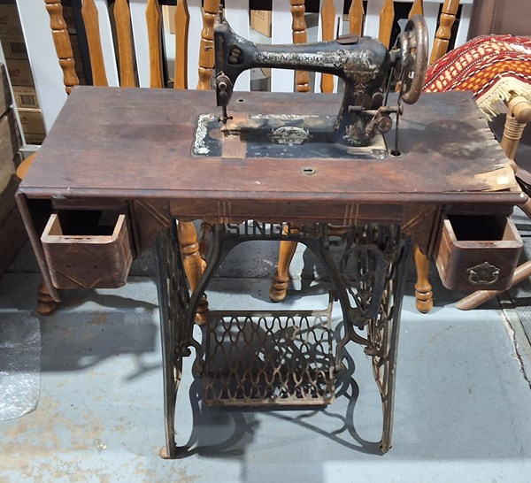 Lot 400 - SEWING MACHINE