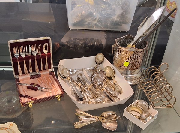 Lot 1374 - TABLEWARE