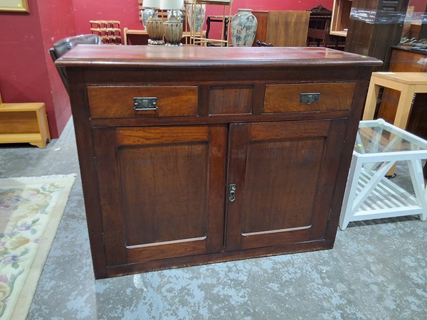 Lot 147 - SIDEBOARD