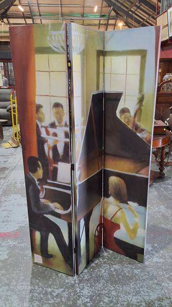 Lot 153 - DIVIDING SCREEN