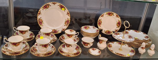Lot 1166 - ROYAL ALBERT 'OLD COUNTRY ROSES'