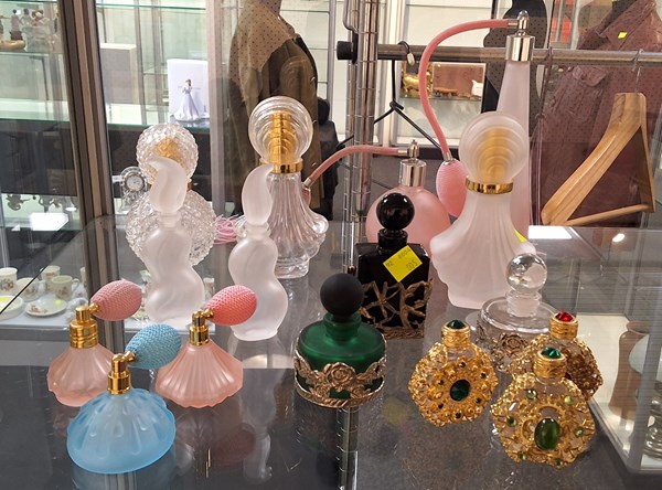 Lot 1157 - PERFUME BOTTLES