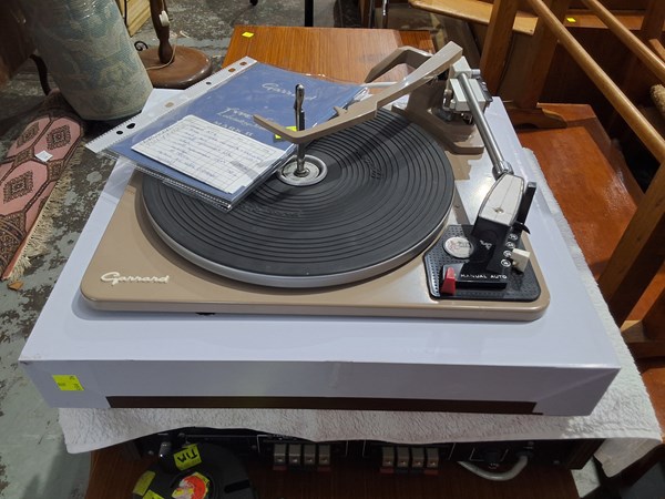 Lot 37 - TURNTABLE