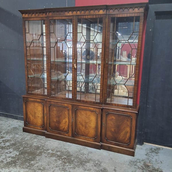 Lot 166 - DISPLAY CABINET