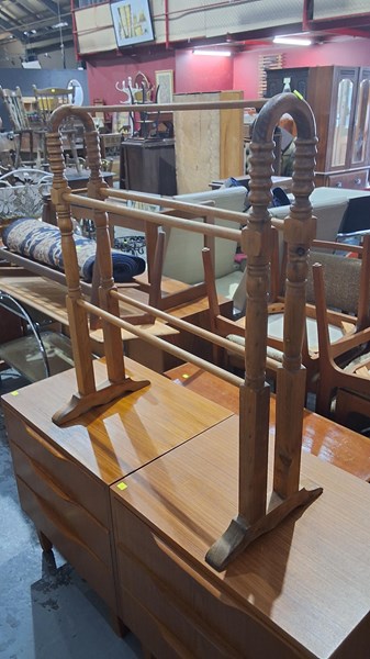 Lot 16 - TOWEL RAIL