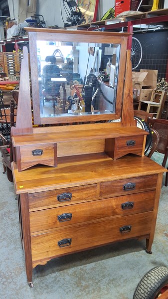 Lot 265 - DRESSING TABLE