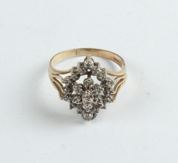 Lot 1020 - GOLD RING