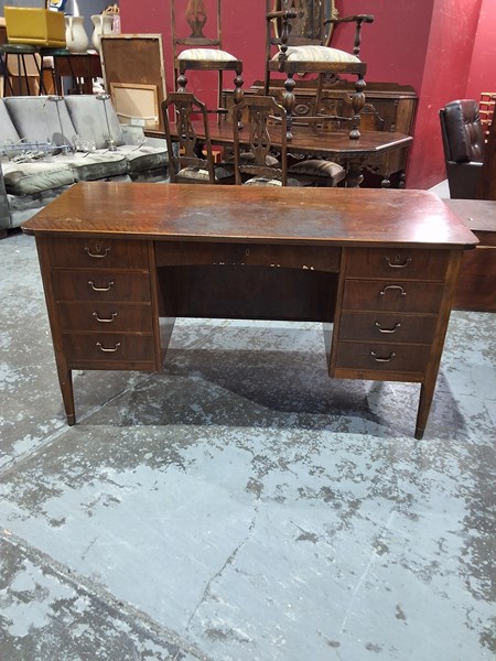 Lot 36 - DESK