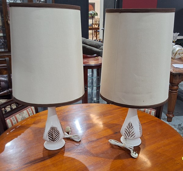 Lot 185 - DECORATIVE LAMPS
