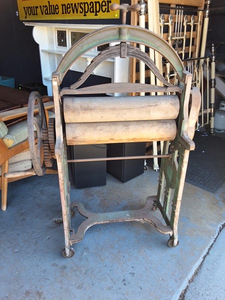 Lot 492 - MANGLE