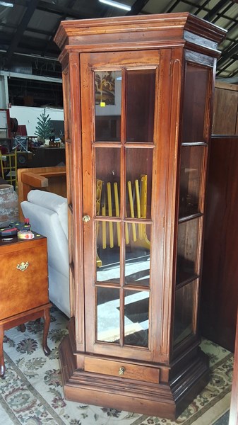 Lot 67 - DISPLAY CABINET