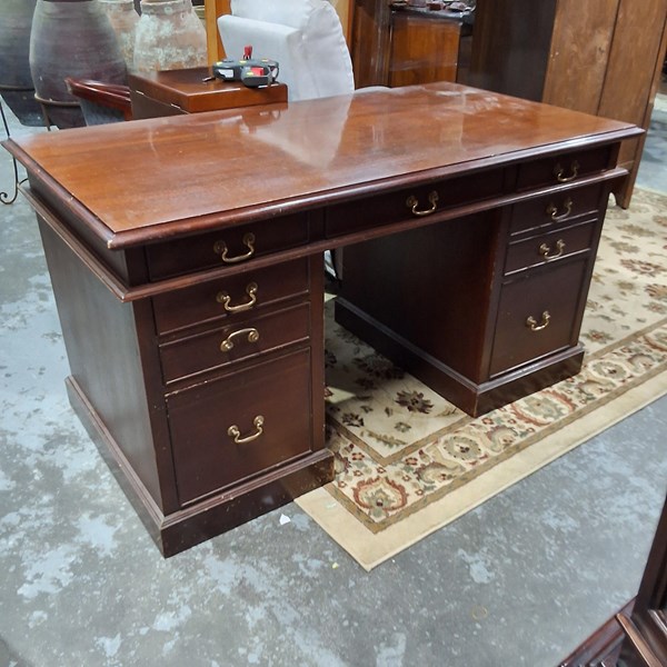 Lot 295 - DESK