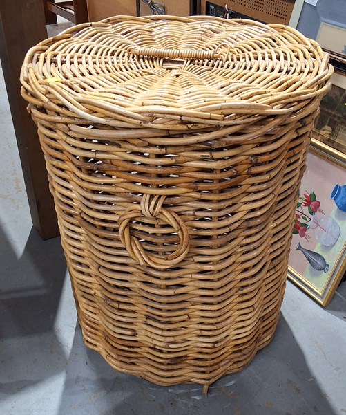 Lot 301 - LAUNDRY HAMPER