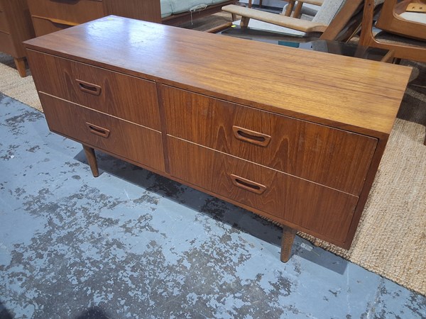 Lot 23 - CHEST OF DRAWERS