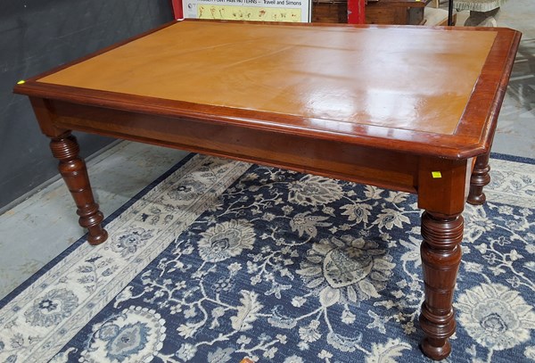 Lot 271 - DESK