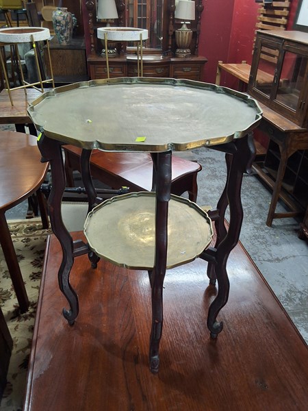 Lot 79 - TRAY TABLE