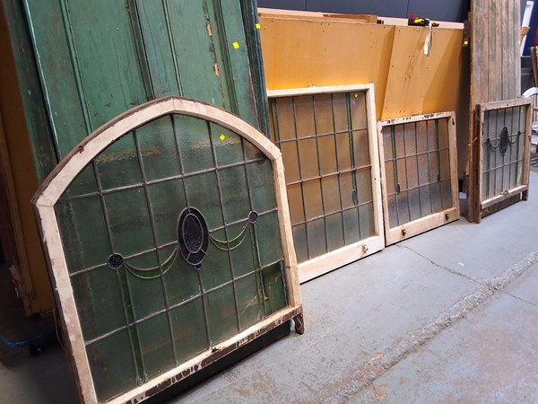 Lot 328 - WINDOWS