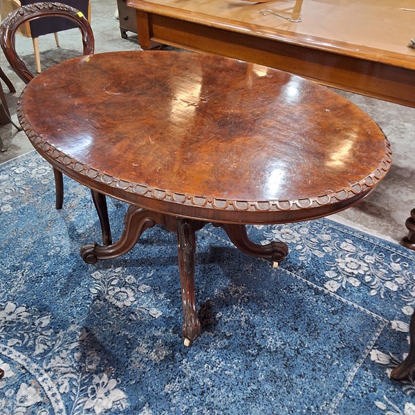 Lot 85 - LOO TABLE